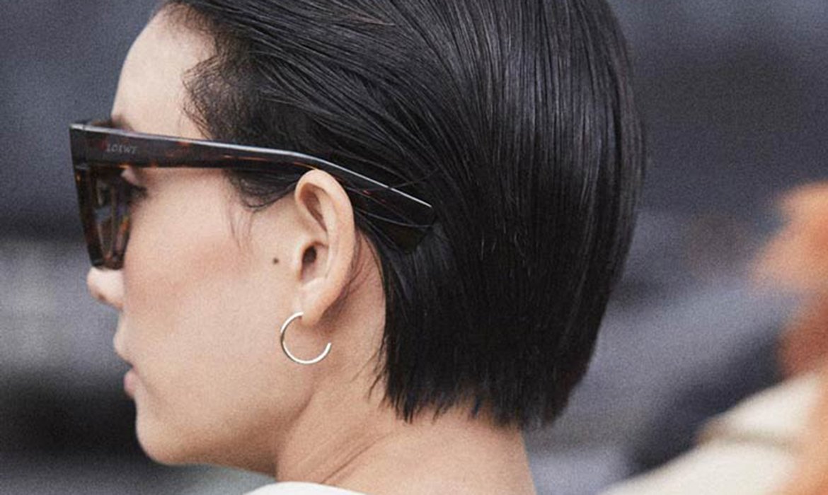 Un corte de pelo tipo bob más arriesgado es el pixie. Si decides llevarlo peinado para atrás, tipo wet, la Laca Elnett de L’Oréal Paris será clave para que todo permanezca en su sitio.